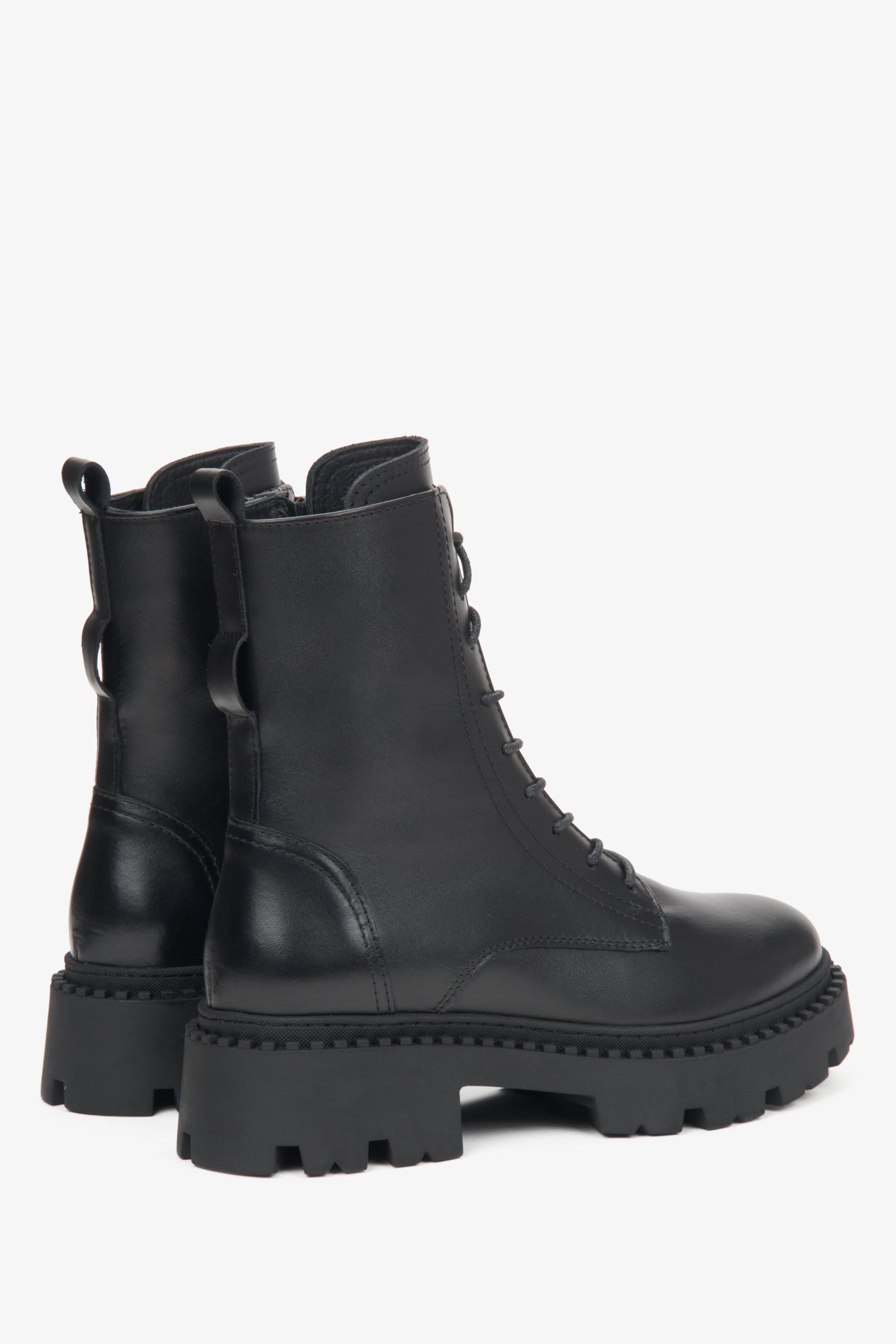 Schwarze Damen-Stiefeletten aus Leder von Estro – Nahaufnahme von Absatz und Schuhseitenlinie.