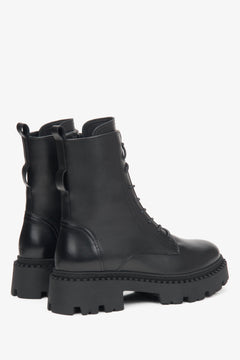 Schwarze Damen-Stiefeletten aus Leder von Estro – Nahaufnahme von Absatz und Schuhseitenlinie.