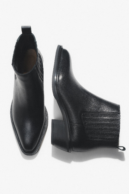 Puristische schwarze Damen-Stiefeletten aus dezent strukturiertem Leder.