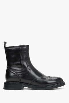 Flaches Seitenprofil der schwarzen Leder-Stiefelette mit Brogue-Verzierung