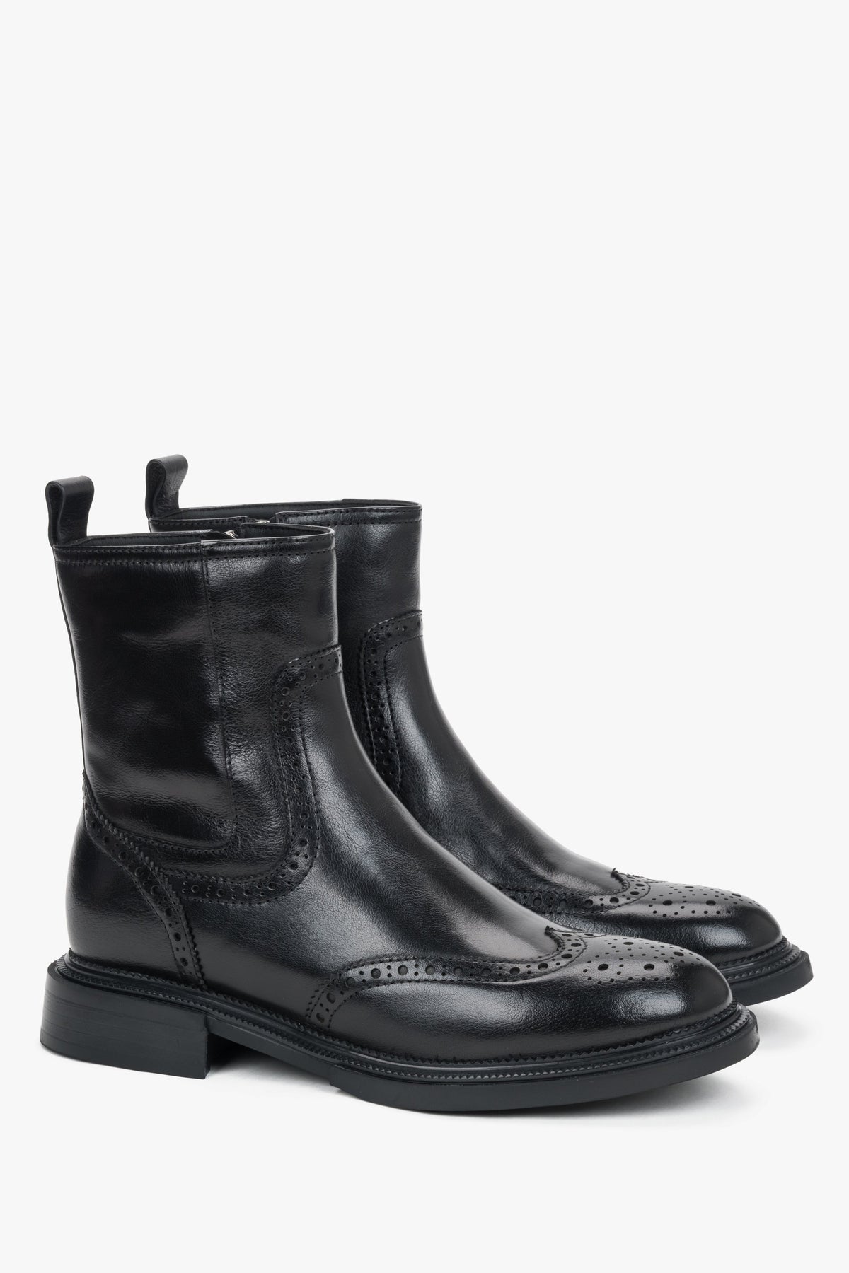 Schräge Frontalansicht der schwarzen Brogue-Boots aus Echtleder
