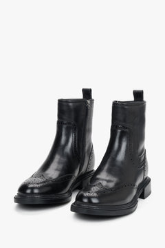 Frontale Perspektive des Paares schwarzer Damen-Stiefeletten