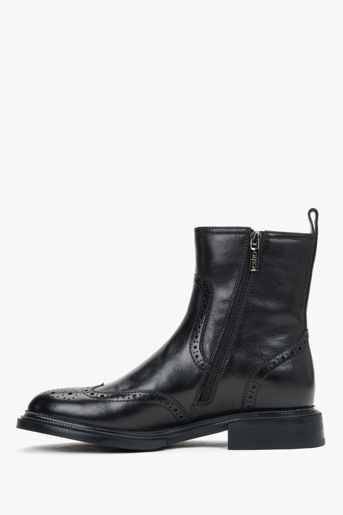 Seitliche Ansicht der schwarzen Stiefelette auf hellem Hintergrund