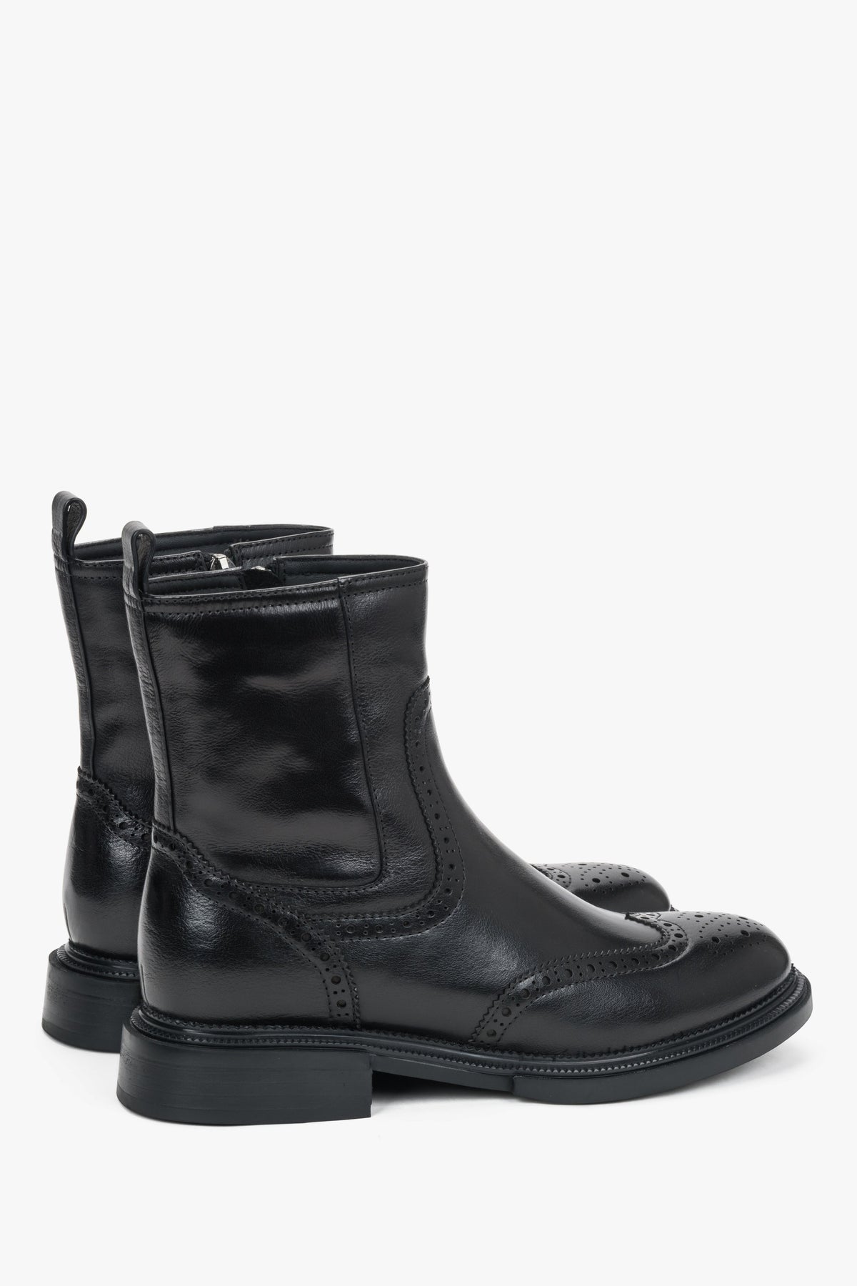 Rückwärtige schräge Perspektive der schwarzen Damen-Boots