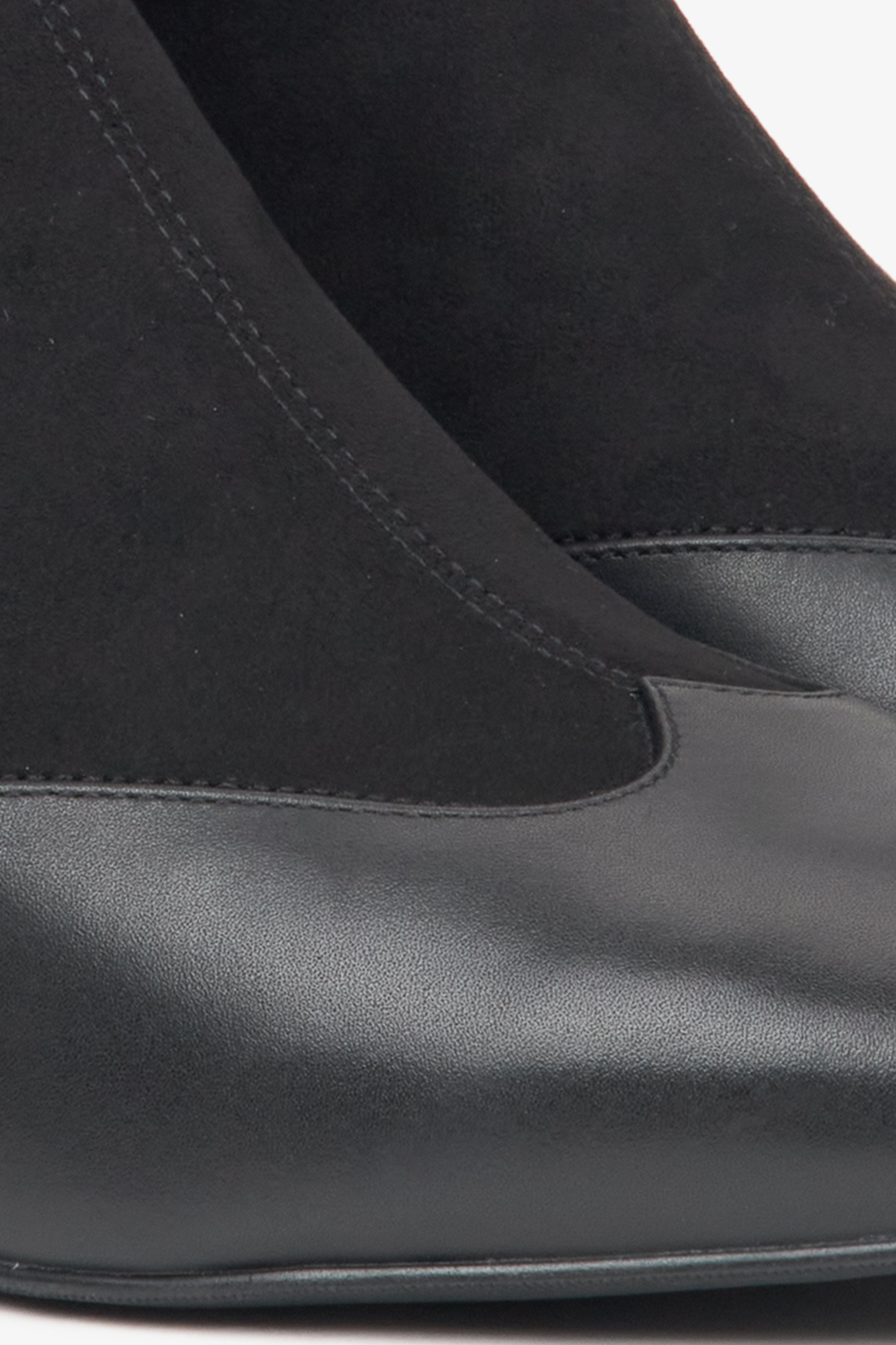 Damen-Stiefeletten in Schwarz mit niedrigem Absatz aus einer Kombination von Leder und weichen Textilien, entworfen von Estro – Details.