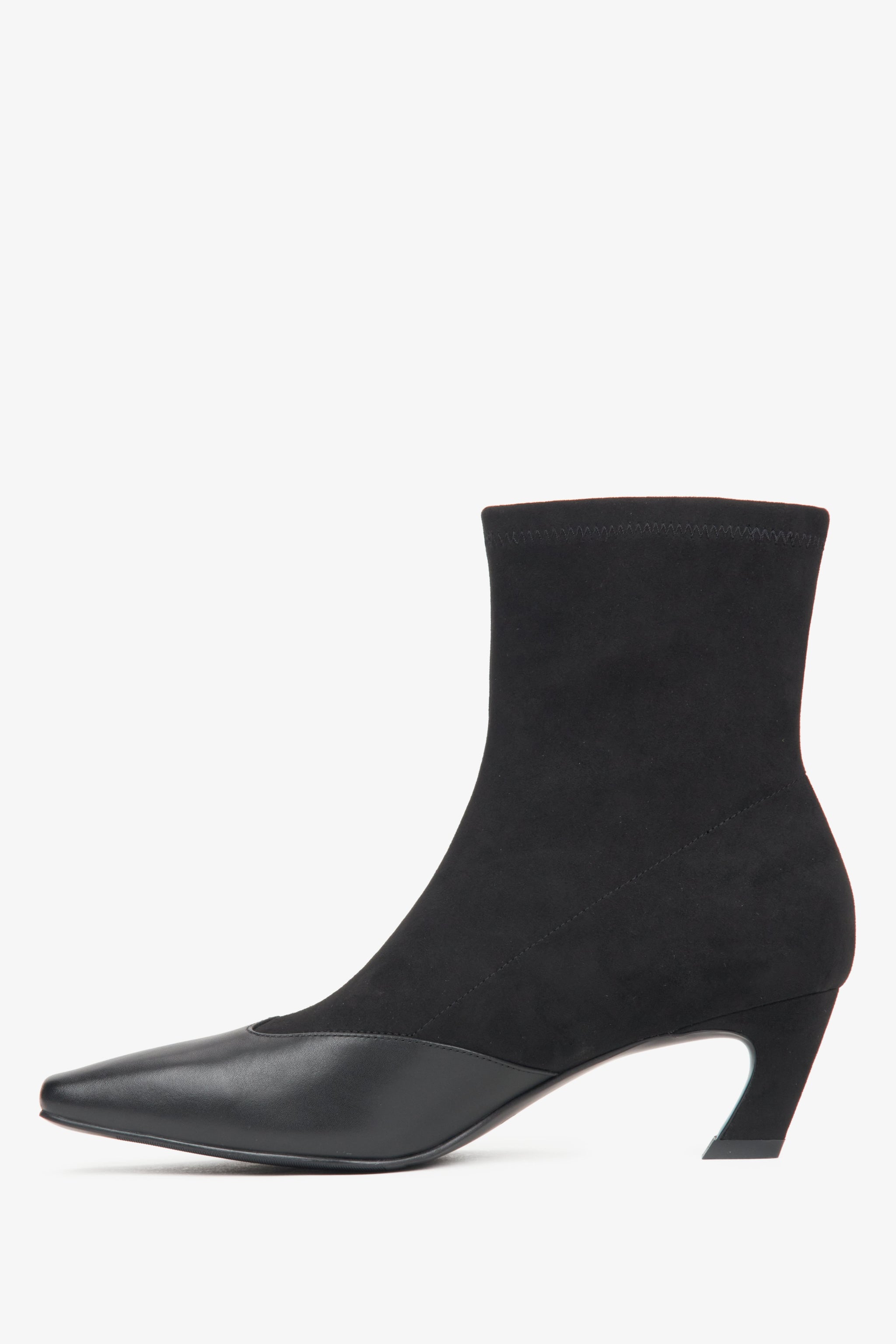 Estro Damen-Stiefeletten in Schwarz aus einer Kombination von weichen Textilien und Leder mit niedrigem Absatz.