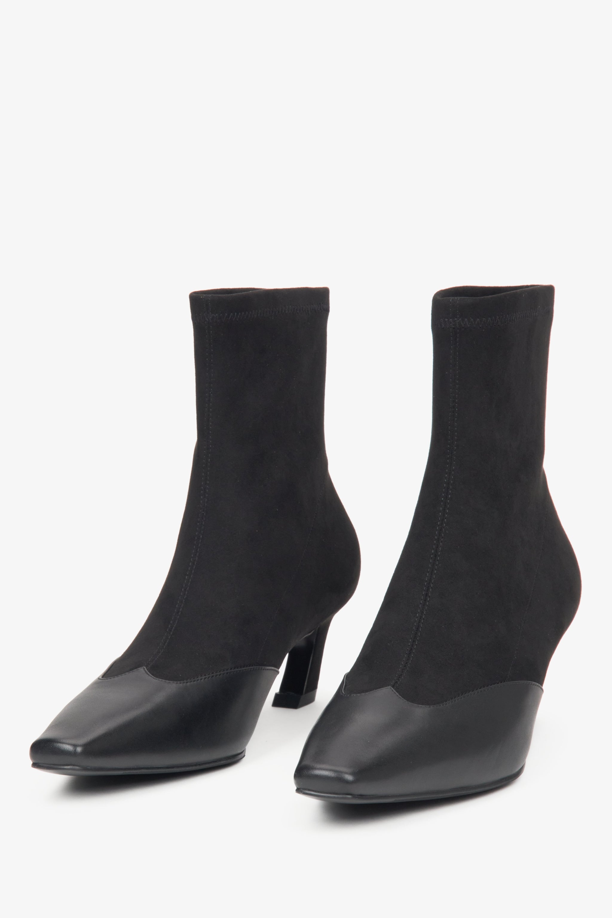 Schwarze Damen-Stiefeletten mit niedrigem Absatz aus weichen Textilien und Leder, entworfen von Estro.
