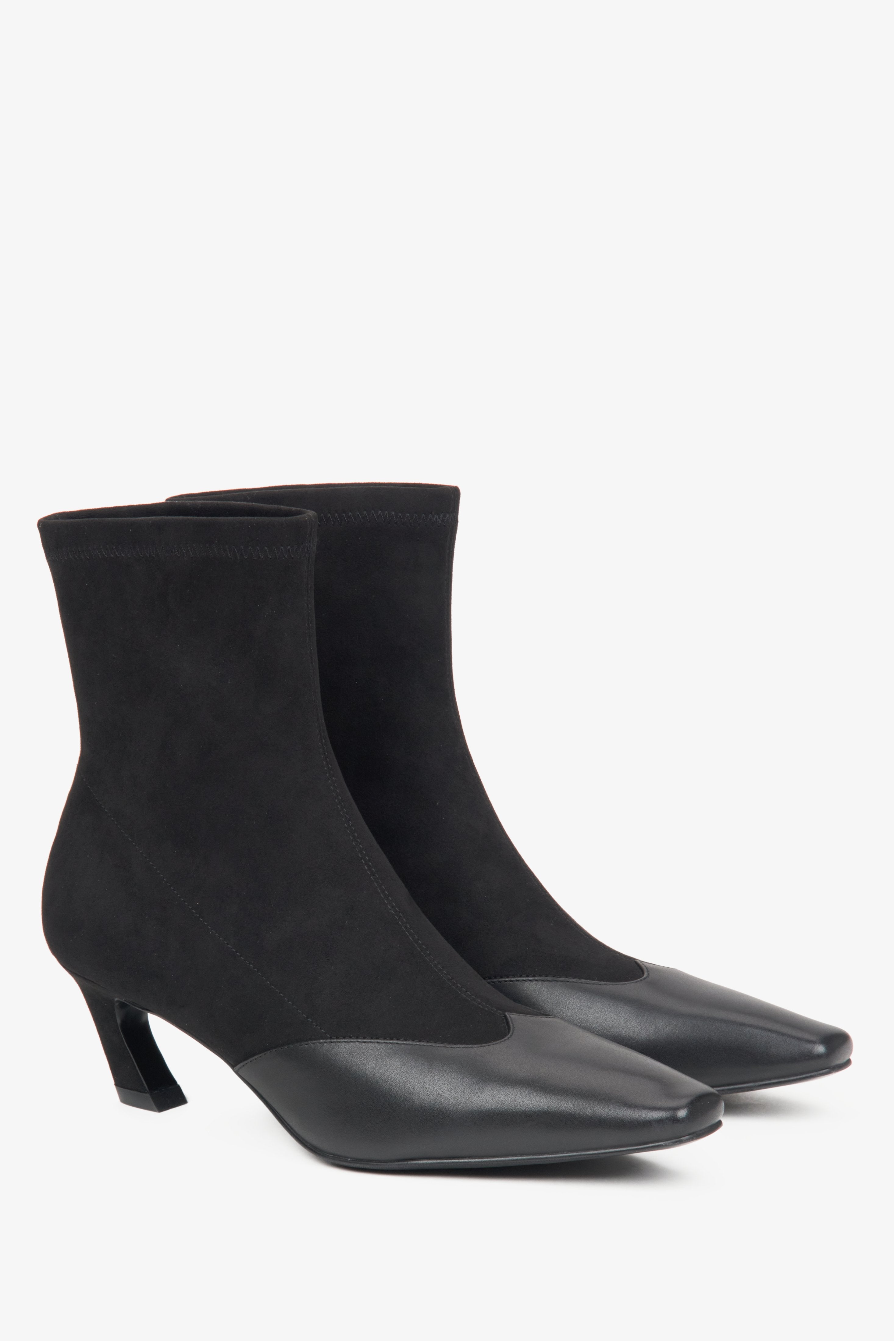 Damen-Stiefeletten in Schwarz von Estro, gefertigt aus weichen Textilien und Leder mit niedrigem Absatz.
