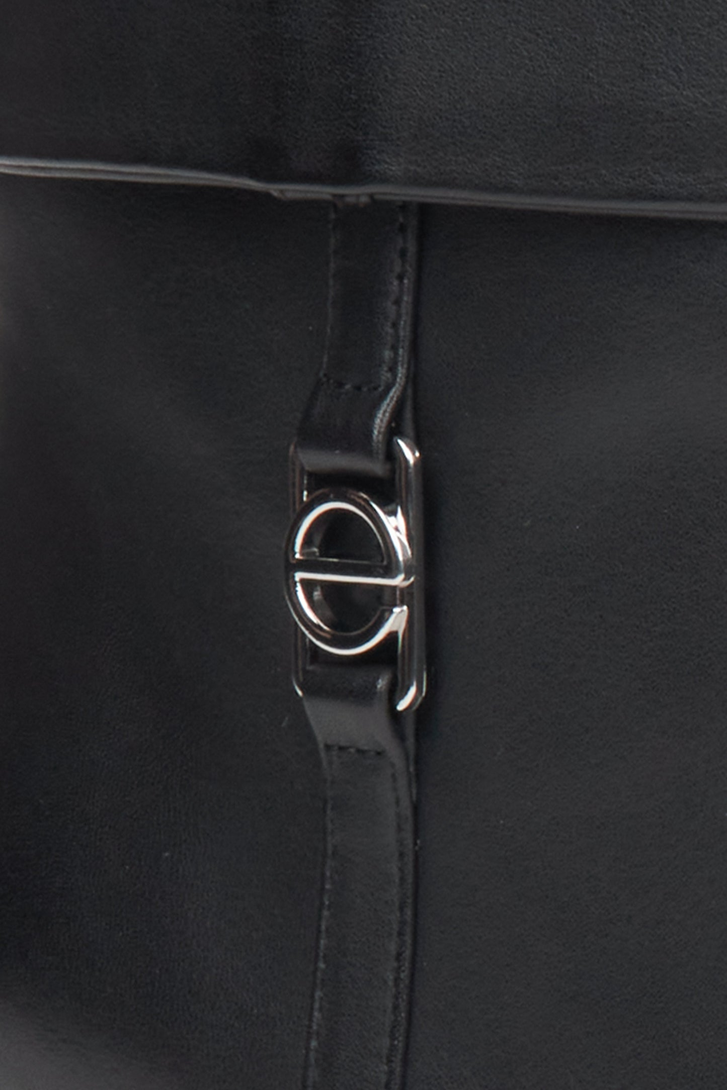 Stylische Damenstiefeletten aus schwarzem Leder mit niedrigem Absatz von Estro – Details.