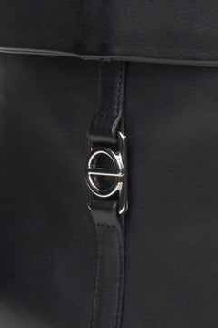 Stylische Damenstiefeletten aus schwarzem Leder mit niedrigem Absatz von Estro – Details.