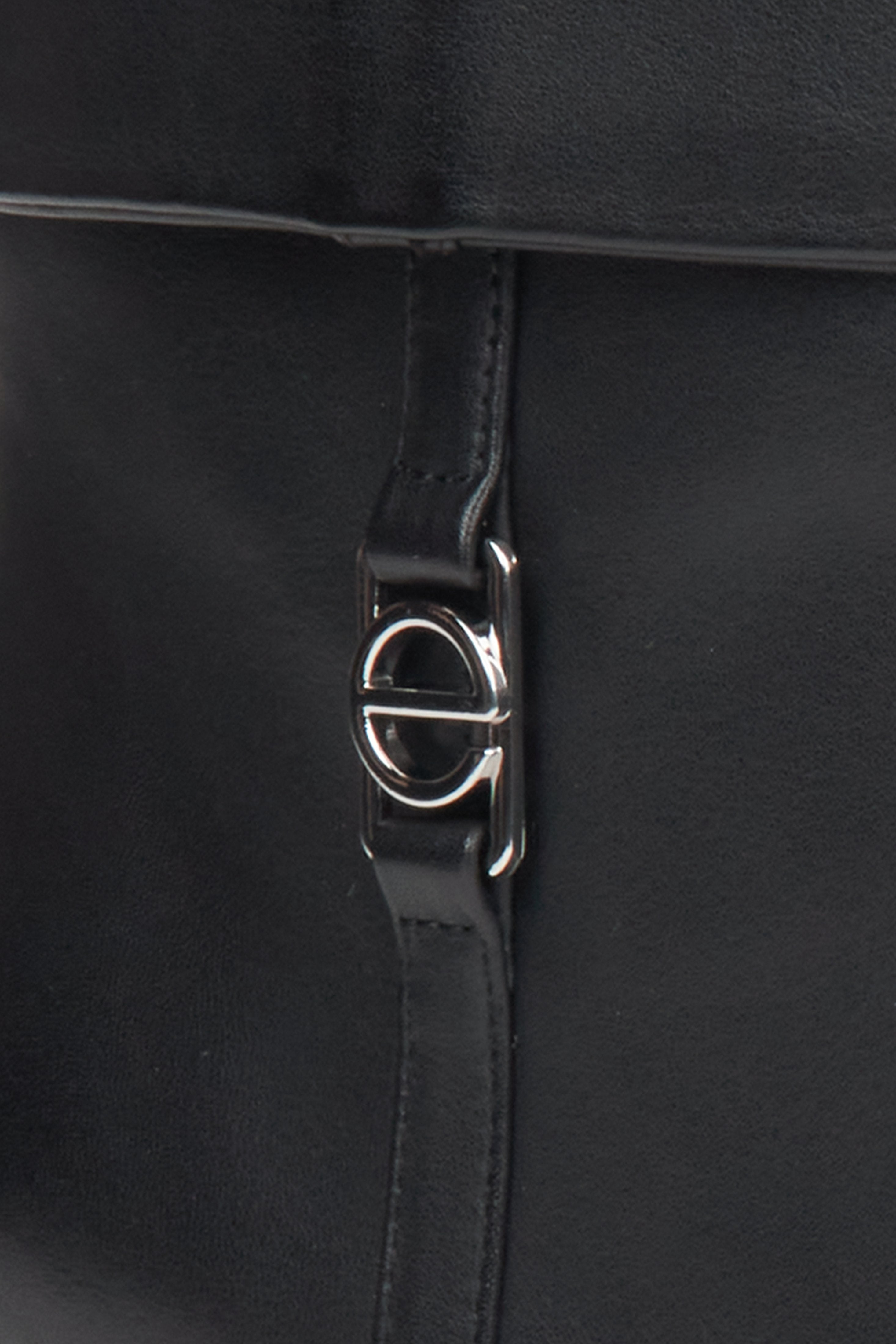Stylische Damenstiefeletten aus schwarzem Leder mit niedrigem Absatz von Estro – Details.