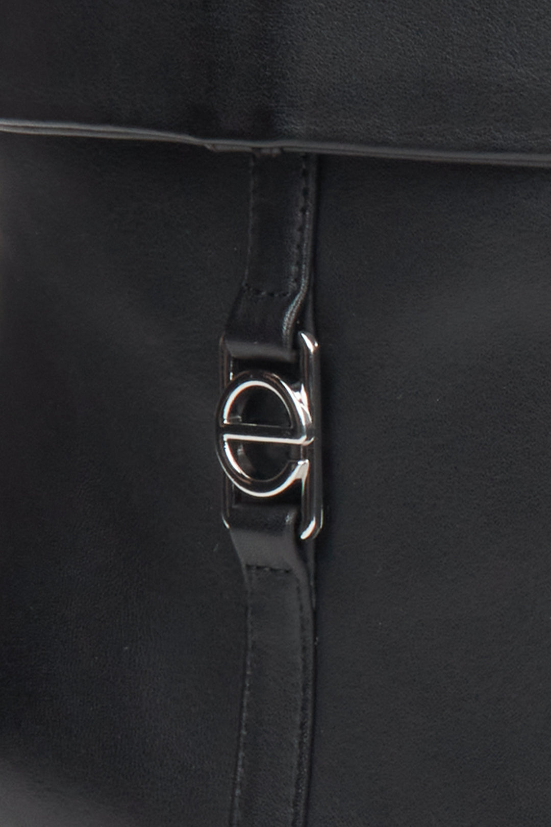 Stylische Damenstiefeletten aus schwarzem Leder mit niedrigem Absatz von Estro – Details.