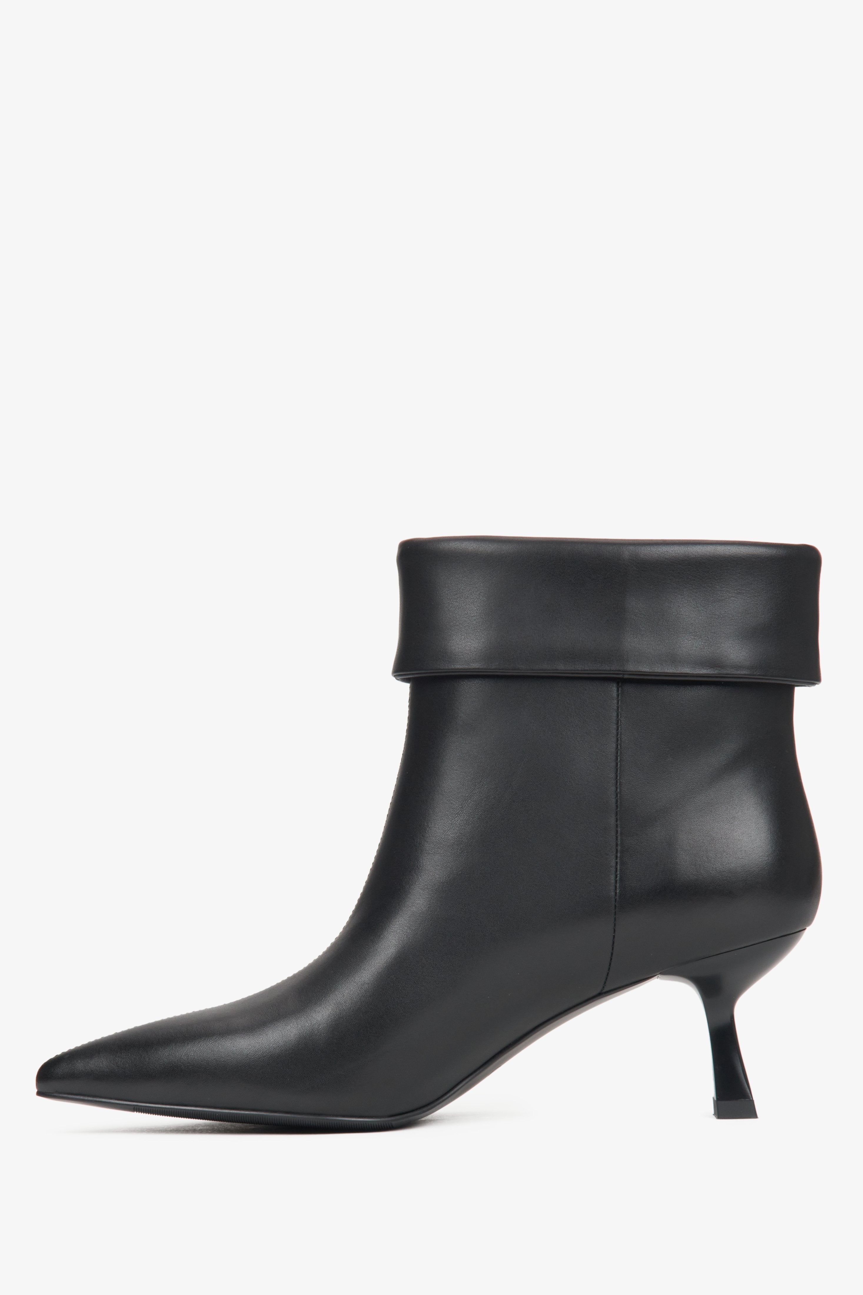 Damenstiefeletten von Estro aus schwarzem Leder mit elegantem, niedrigem Absatz – Seitenansicht des Schuhs.