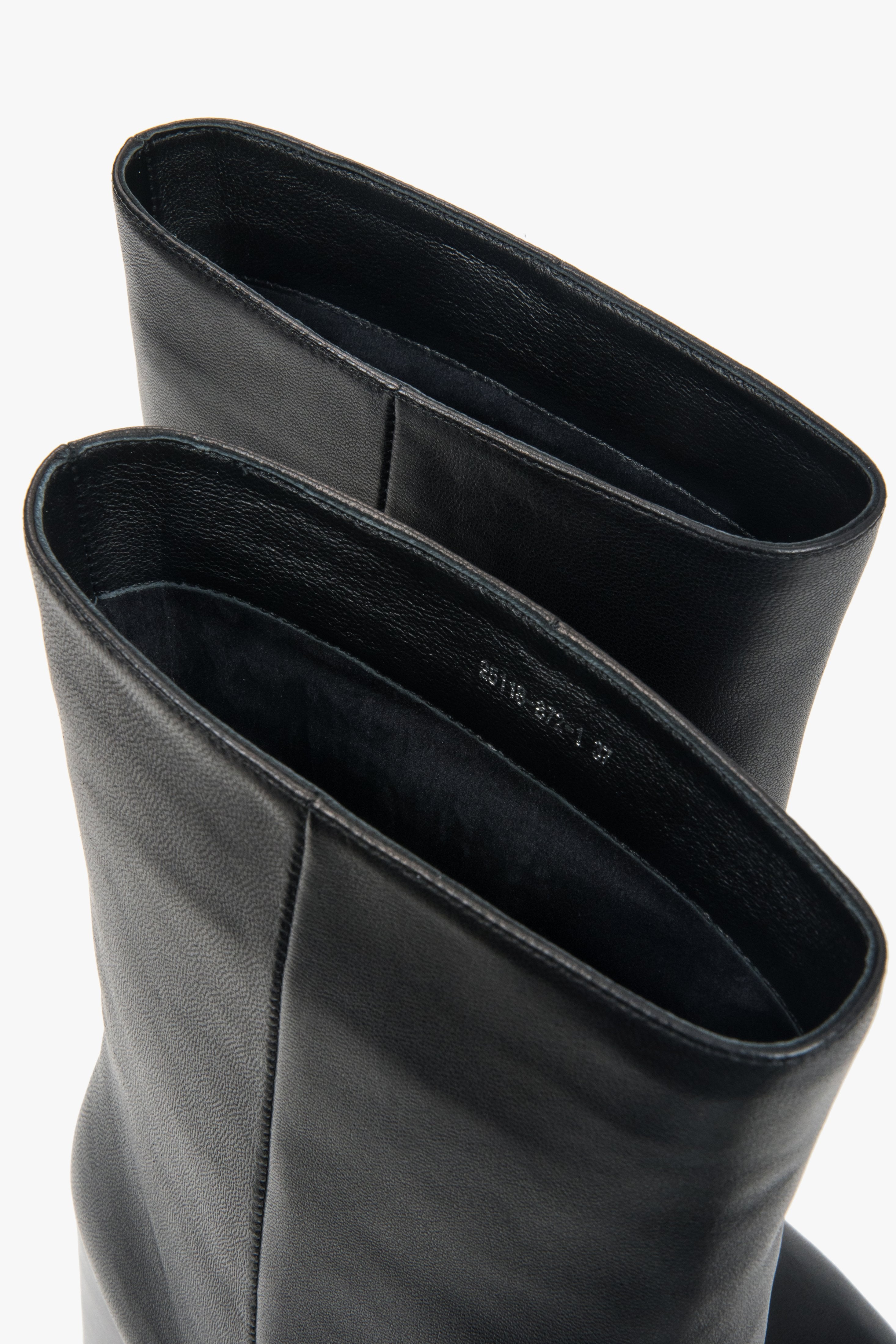 Nahaufnahme der Schaftöffnung von oben zur Veranschaulichung des bequemen Slip-On-Designs