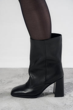 Modelansicht der getragenen schwarzen Leder-Stiefelette am Bein zur Demonstration der lockeren Passform