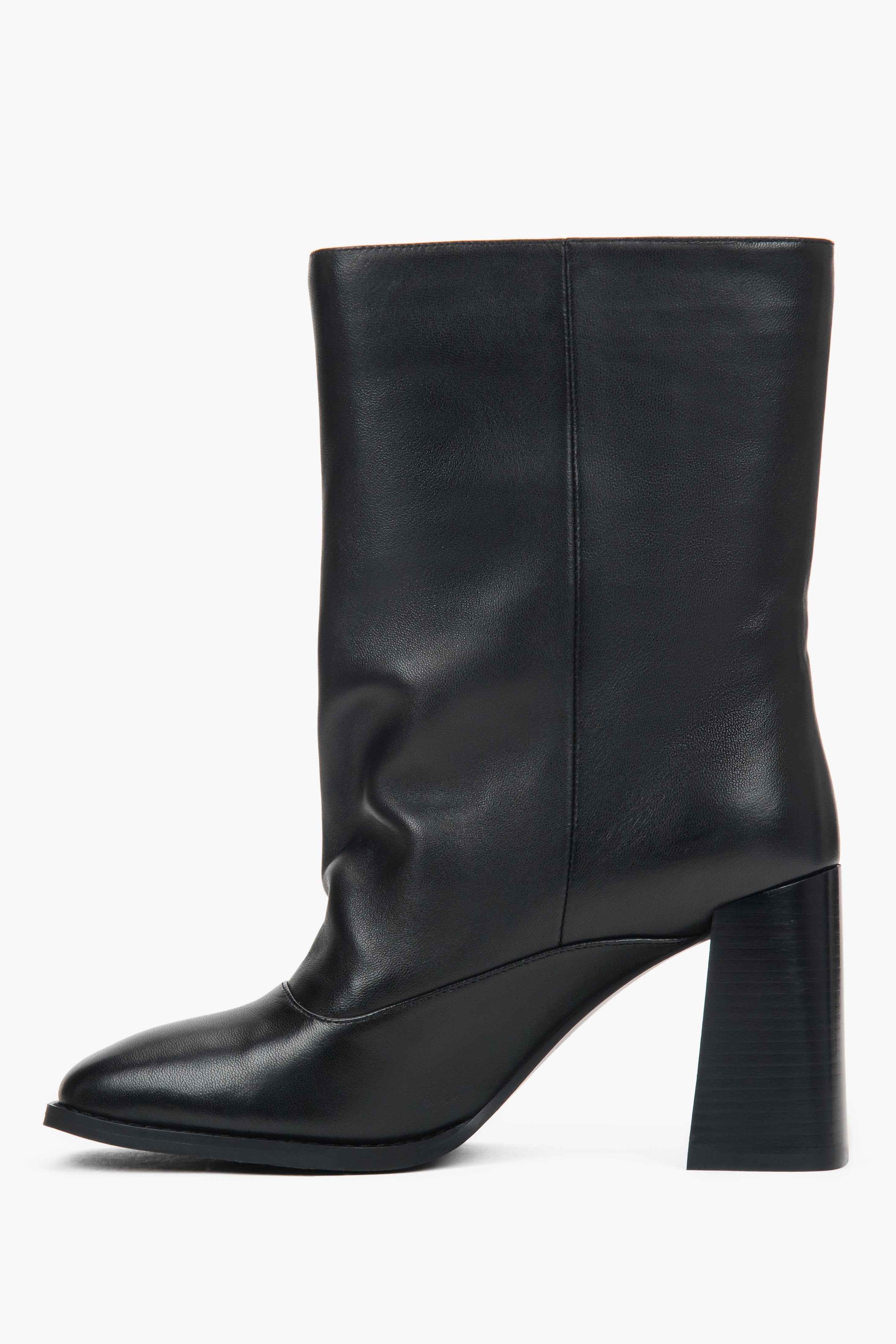 Flache Profilansicht der Außenseite der schwarzen Slip-On-Stiefelette mit 9 cm Blockabsatz