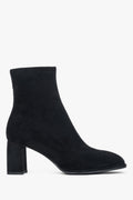 Rechtes Seitenprofil der Velours-Stiefelette mit Fokus auf die weiche Textur und die Schafthöhe