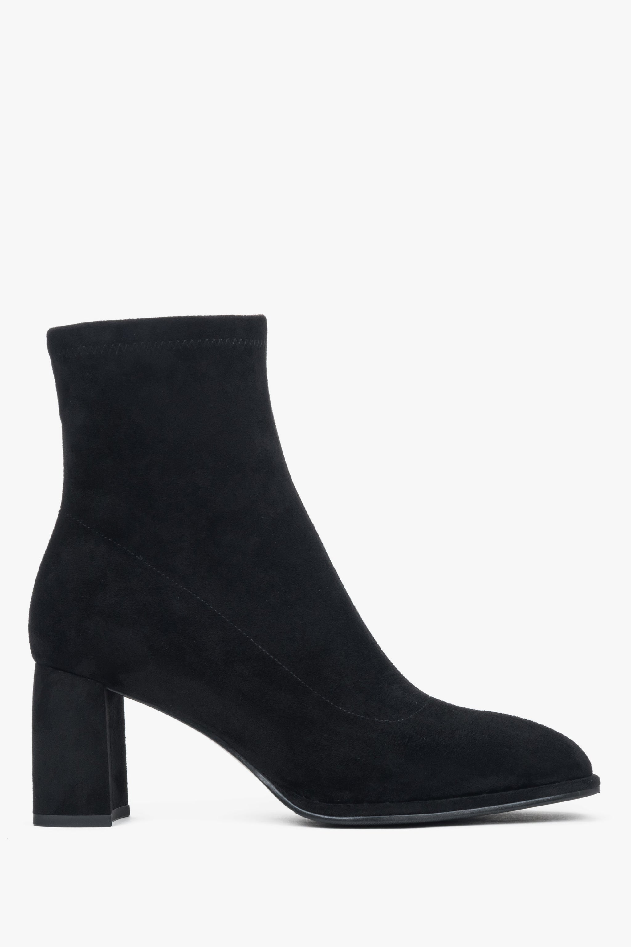 Rechtes Seitenprofil der Velours-Stiefelette mit Fokus auf die weiche Textur und die Schafthöhe