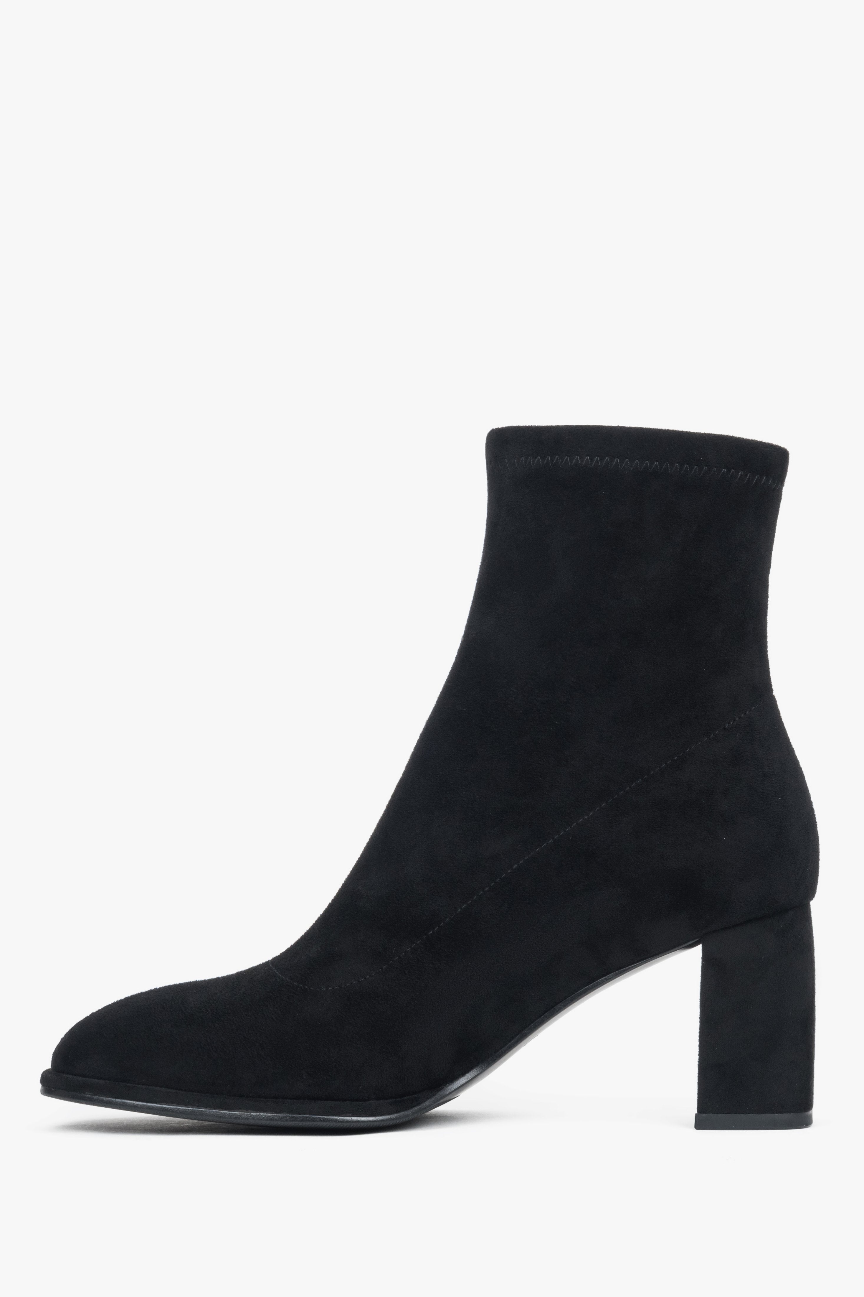 Linkes Seitenprofil der Velours-Stiefelette mit Fokus auf die weiche Textur und die Schafthöhe 