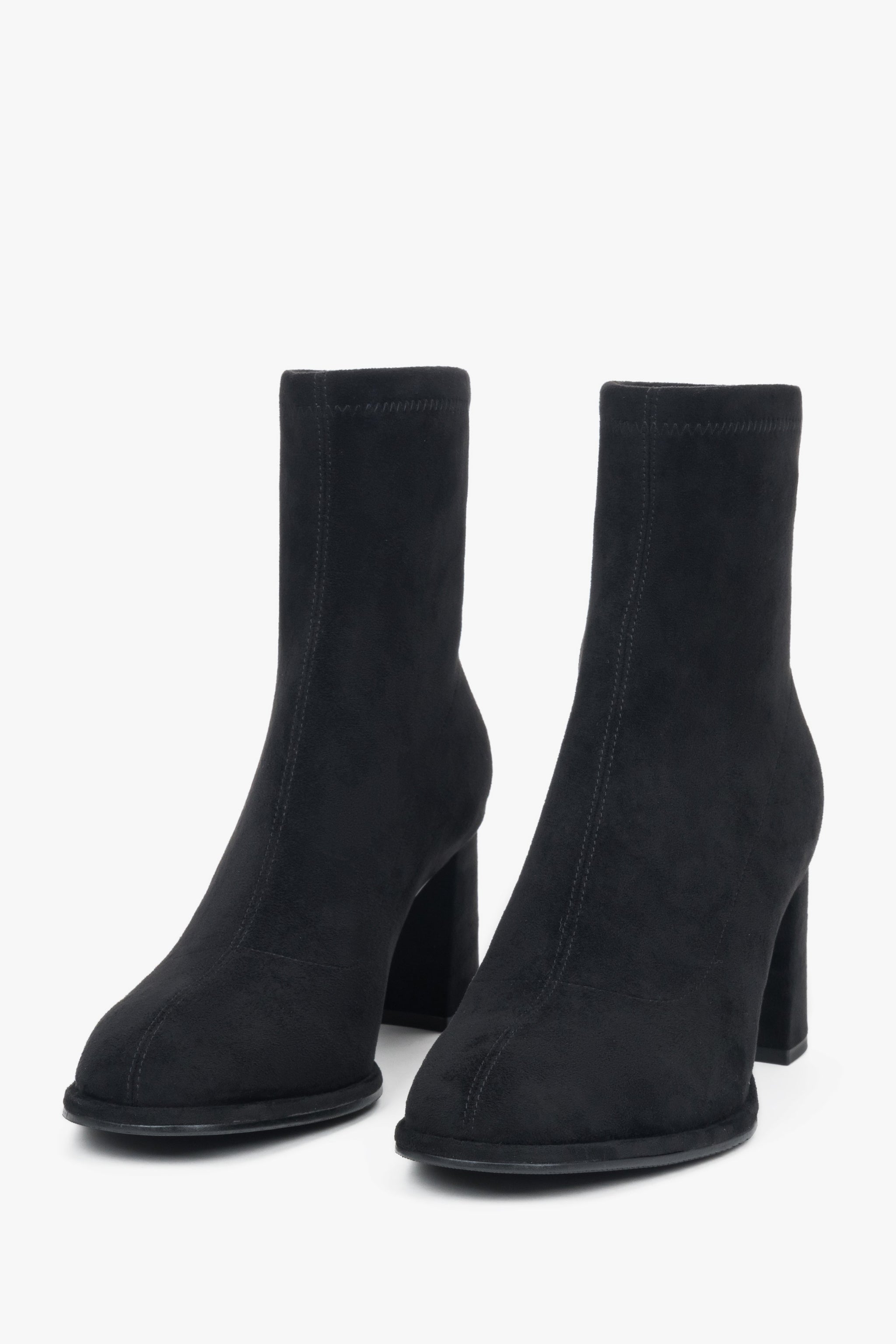 Frontale Schrägansicht der schwarzen Damen-Stiefeletten aus Naturvelours mit stabilem Blockabsatz 