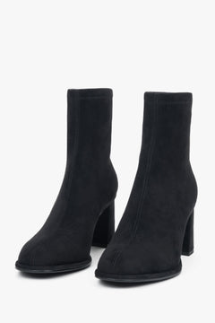 Frontale Schrägansicht der schwarzen Damen-Stiefeletten aus Naturvelours mit stabilem Blockabsatz 