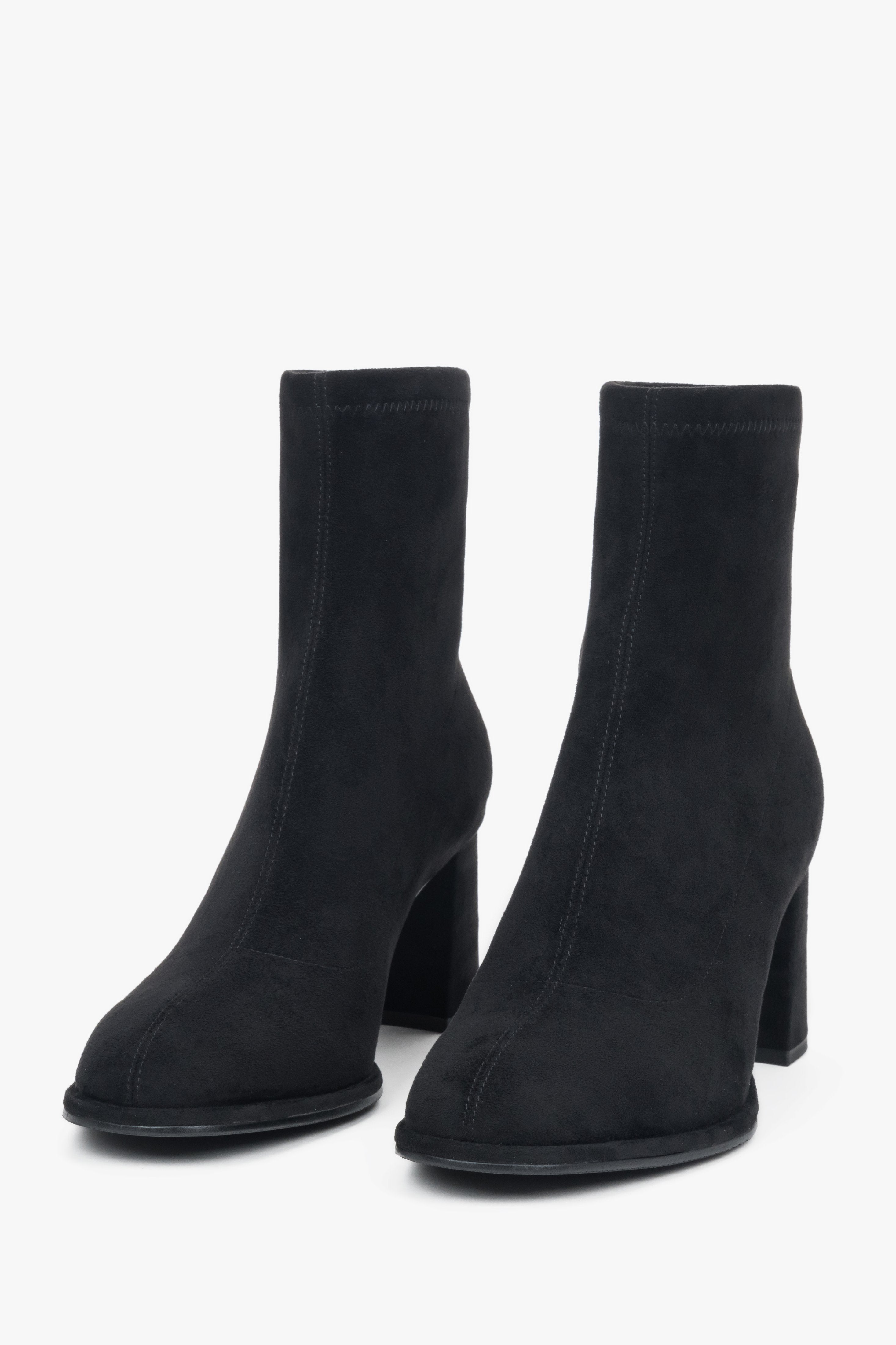 Frontale Schrägansicht der schwarzen Damen-Stiefeletten aus Naturvelours mit stabilem Blockabsatz 