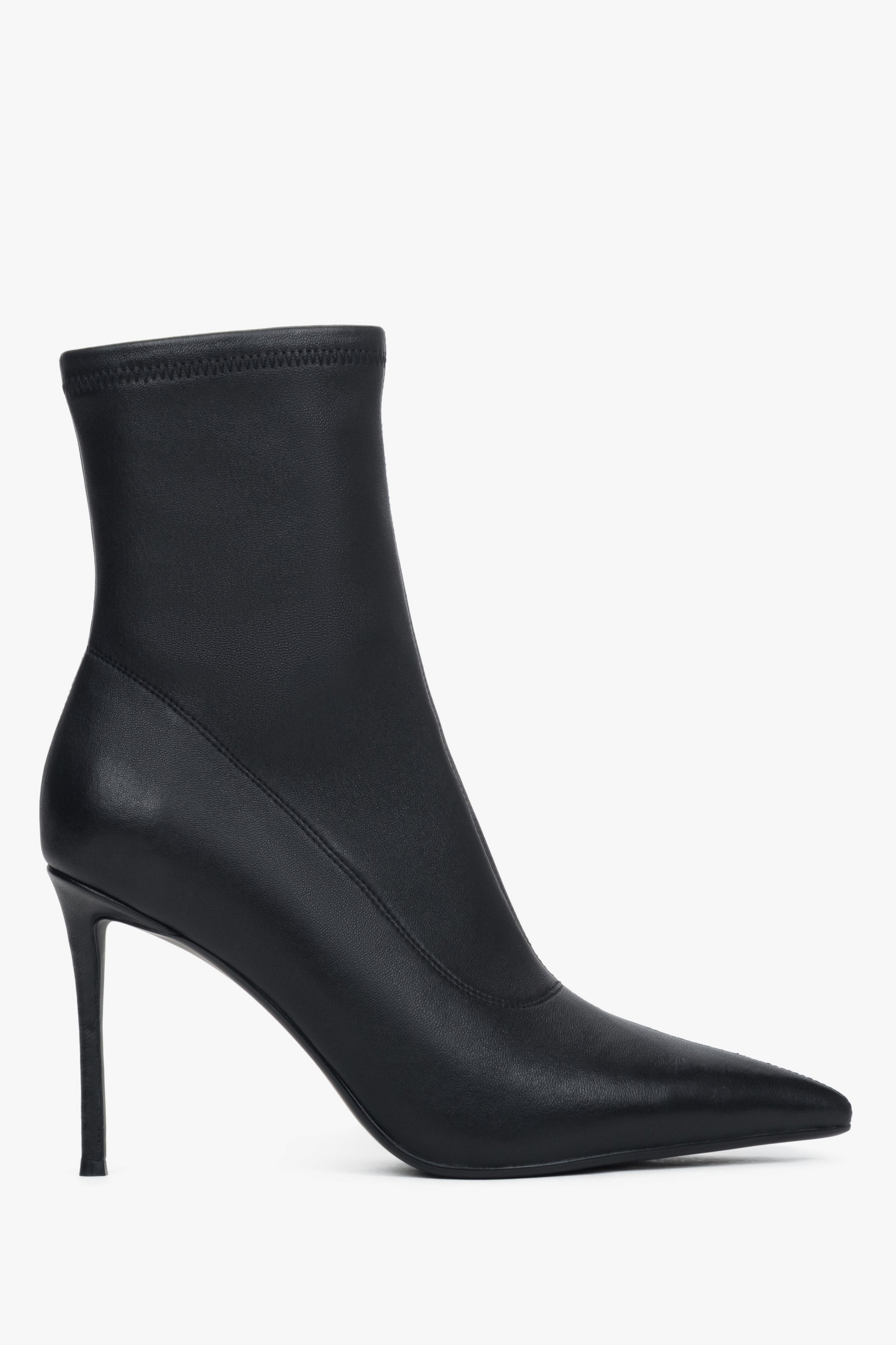 Flache Profilansicht der Außenseite der schwarzen Stiefelette mit elastischem Schaft und Stiletto-Absatz 