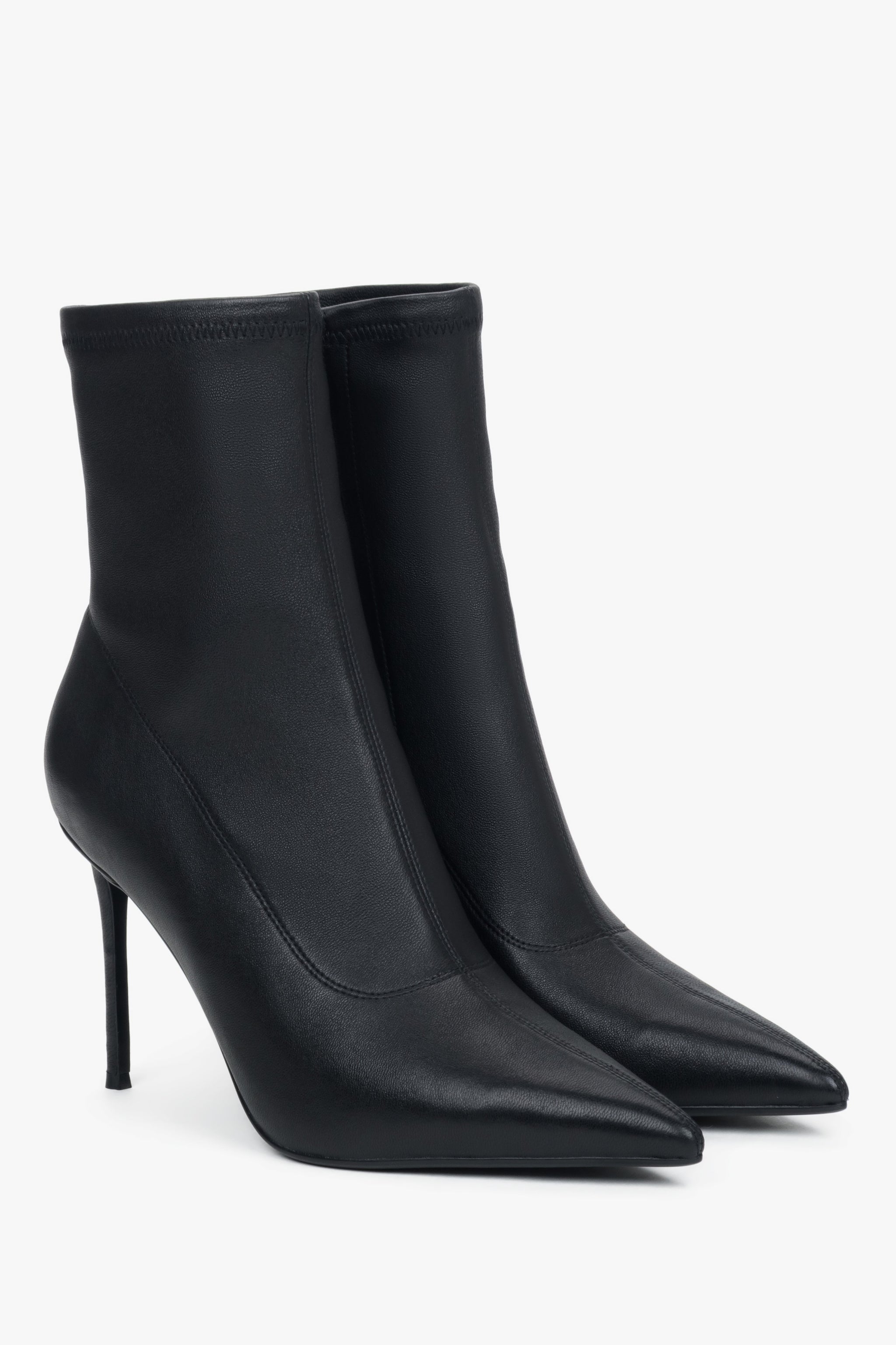 Schrägansicht des Stiefelettenpaares zur Veranschaulichung der spitzen Zehenpartie und schmalen Passform 