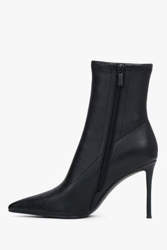 Flache Profilansicht der Innenseite der Stiefelette mit sichtbarem Reißverschluss 