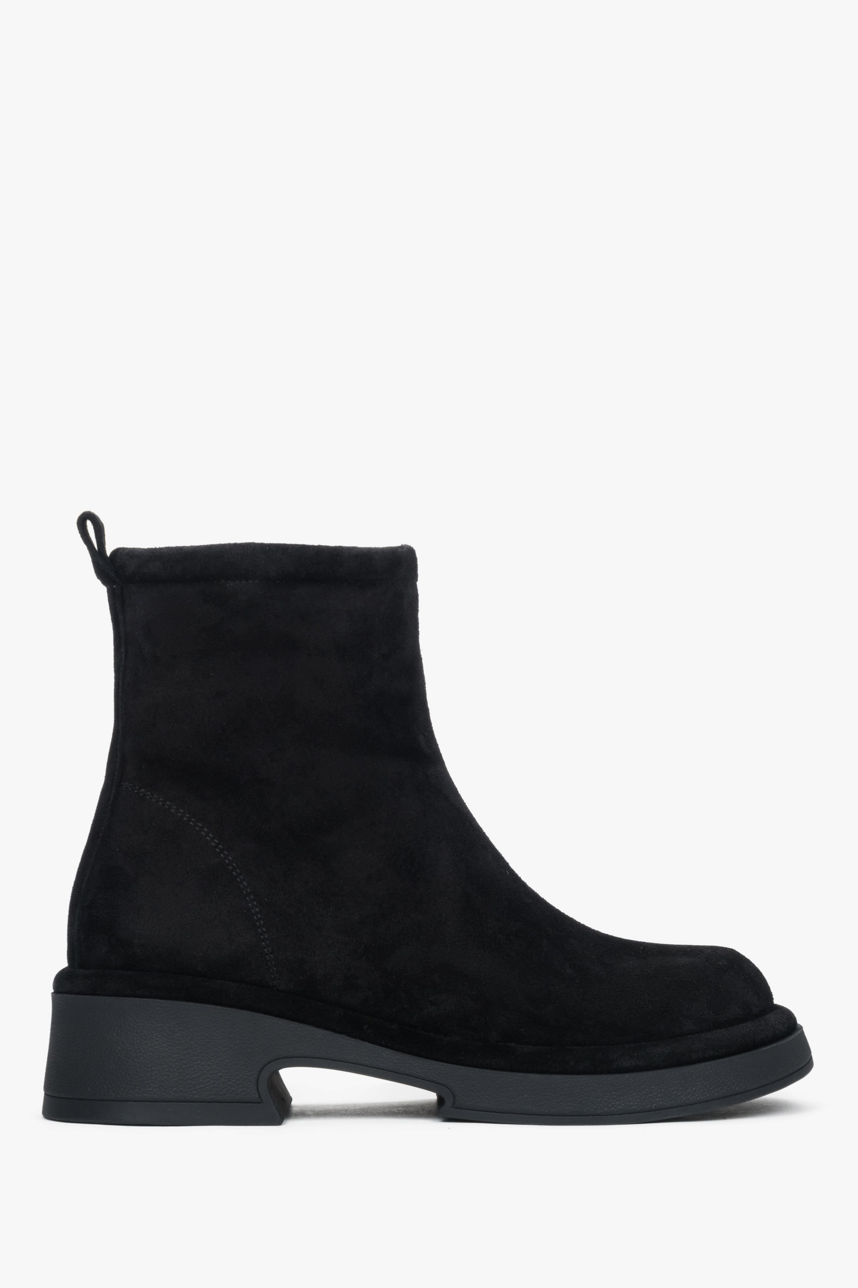 Profilansicht der schwarzen Damen-Stiefeletten aus Natur-Velours mit Blockabsatz