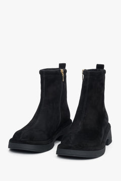 Frontale Schrägansicht der schwarzen Velours-Boots mit weichem Schaft