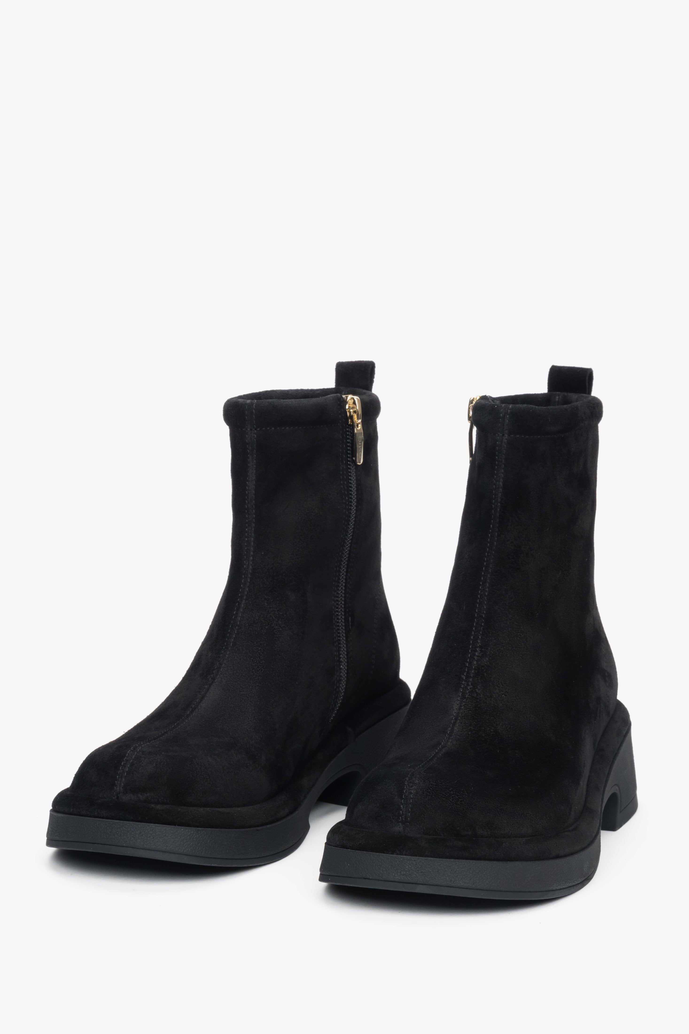 Frontale Schrägansicht der schwarzen Velours-Boots mit weichem Schaft