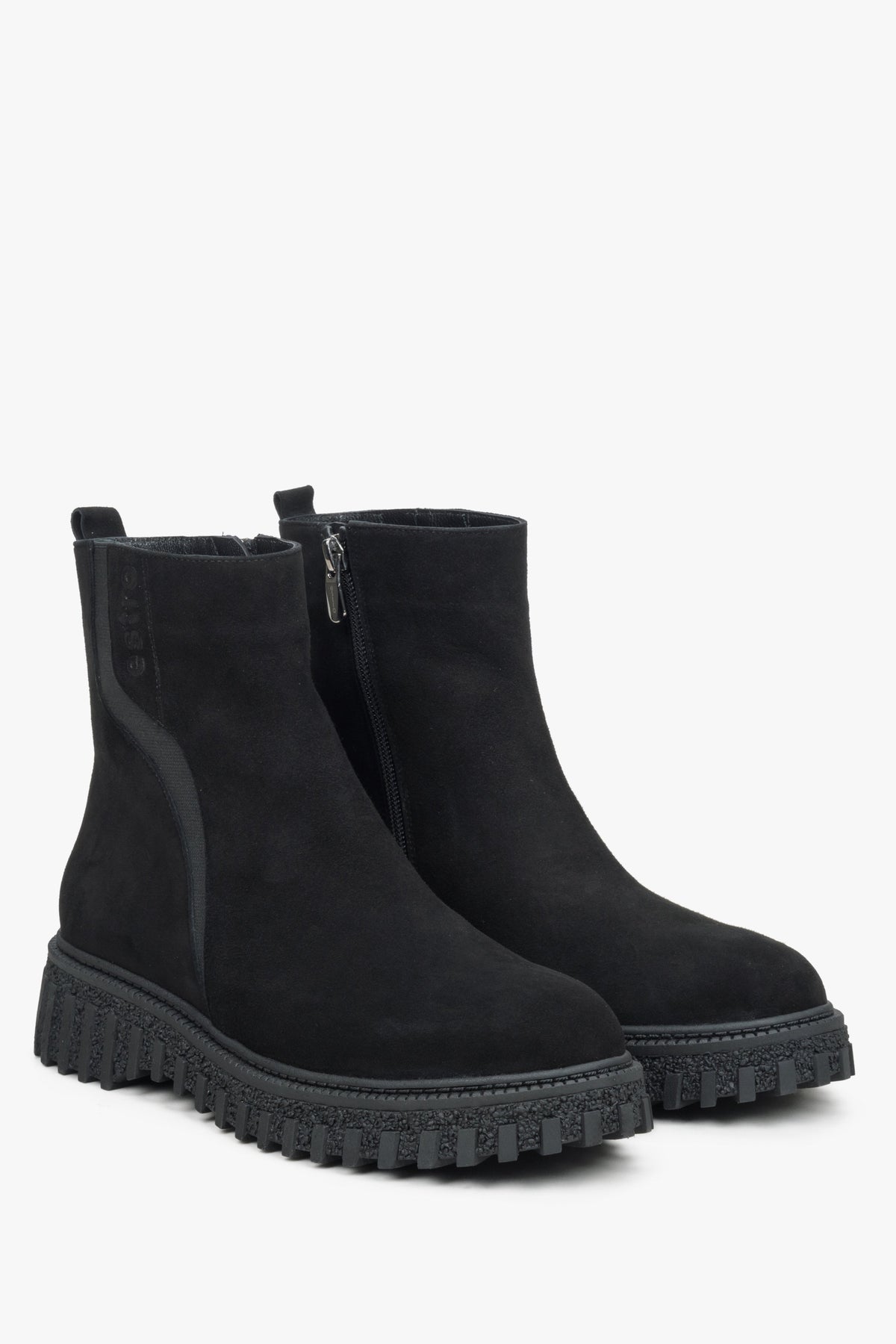 Schräge Frontalansicht der schwarzen Winter-Stiefeletten mit profilierter Sohle