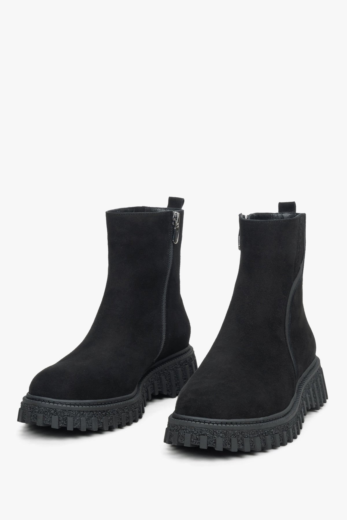 Frontale Perspektive des Paares schwarzer Damen-Boots aus Echtleder