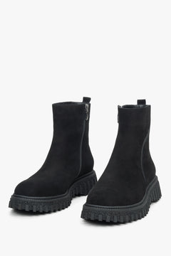 Frontale Perspektive des Paares schwarzer Damen-Boots aus Echtleder