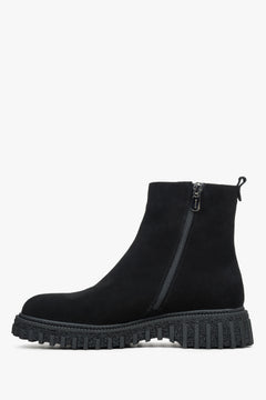 Seitliche Ansicht der schwarzen Velours-Stiefelette mit praktischem Reißverschluss