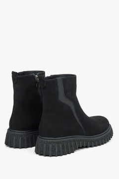 Rückwärtige schräge Perspektive der schwarzen Damen-Stiefeletten