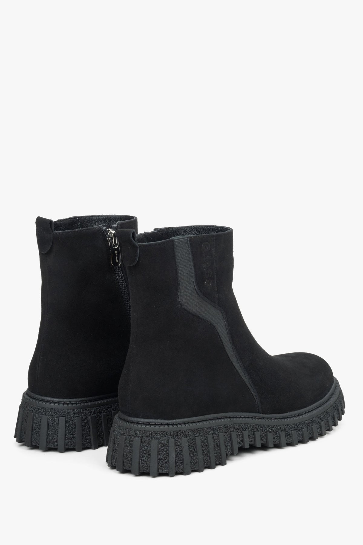 Rückwärtige schräge Perspektive der schwarzen Damen-Stiefeletten