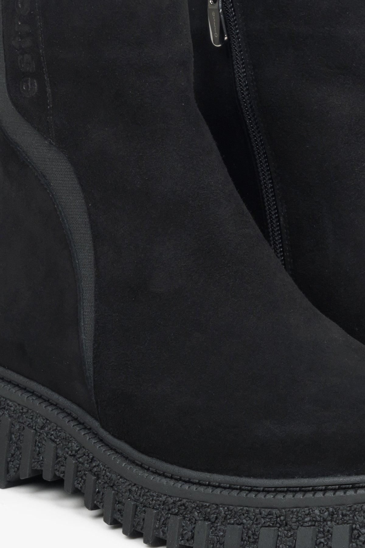 Nahaufnahme des vertikalen elastischen Einsatzes am Schaft der schwarzen Boots