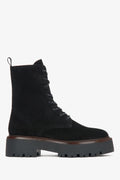 Flaches Seitenprofil der schwarzen Velours-Stiefeletten mit Plateausohle und Kontrastdetail