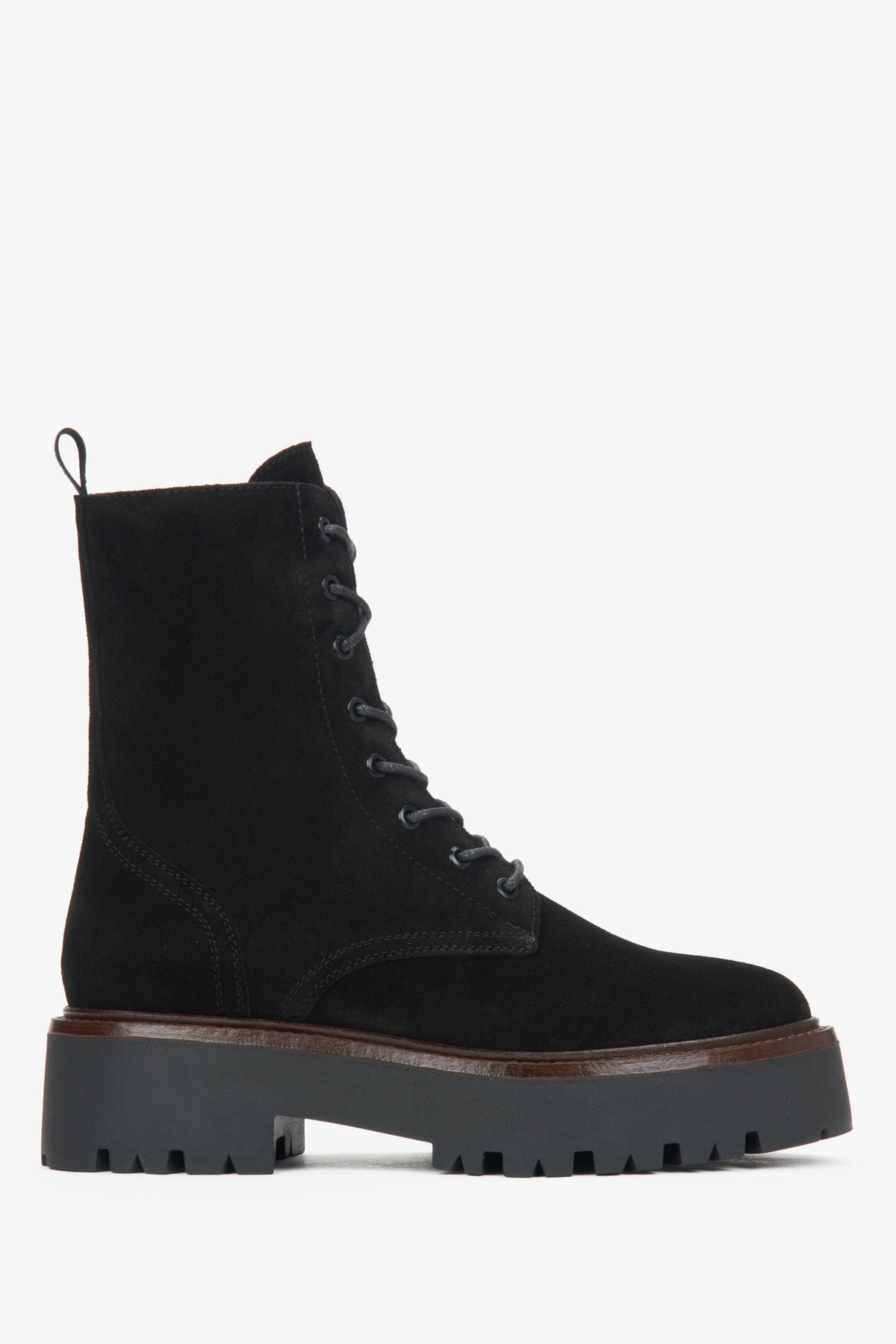Flaches Seitenprofil der schwarzen Velours-Stiefeletten mit Plateausohle und Kontrastdetail