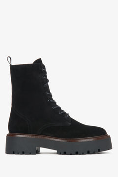 Flaches Seitenprofil der schwarzen Velours-Stiefeletten mit Plateausohle und Kontrastdetail