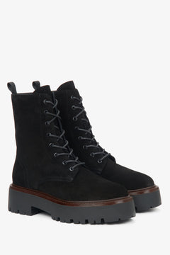 Schräge Frontalansicht der schwarzen Schnürstiefeletten aus italienischem Leder