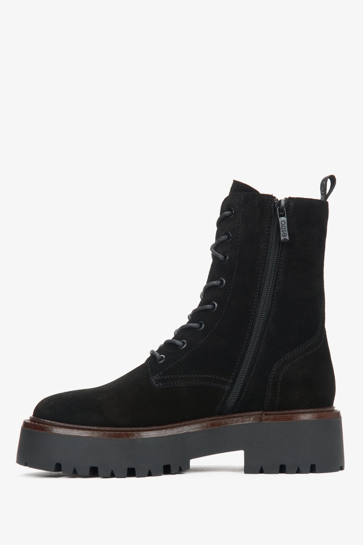 Seitliche Ansicht der schwarzen Velours-Boots mit praktischem Reißverschluss