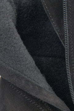 Nahaufnahme des wärmenden Flanellfutters im Inneren der schwarzen Stiefelette