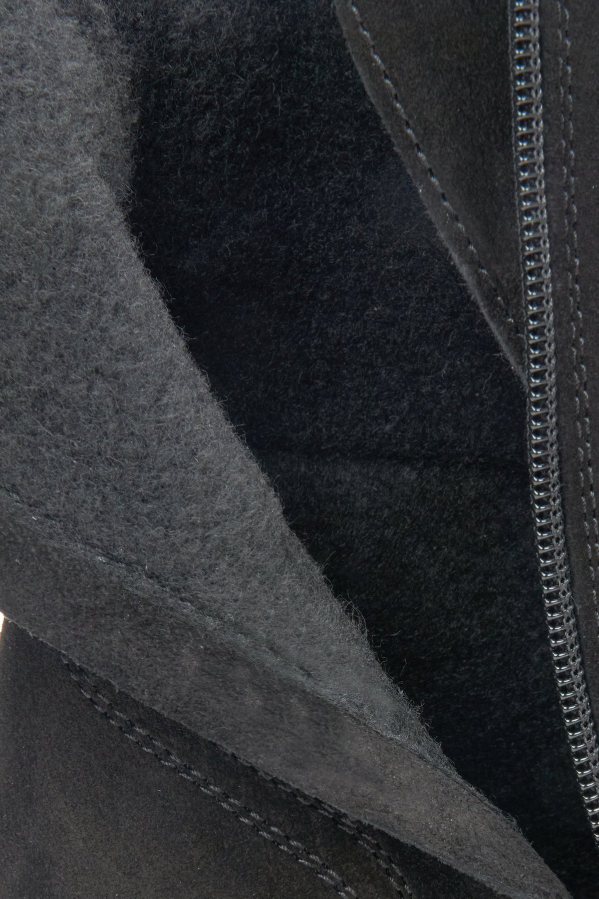 Nahaufnahme des wärmenden Flanellfutters im Inneren der schwarzen Stiefelette