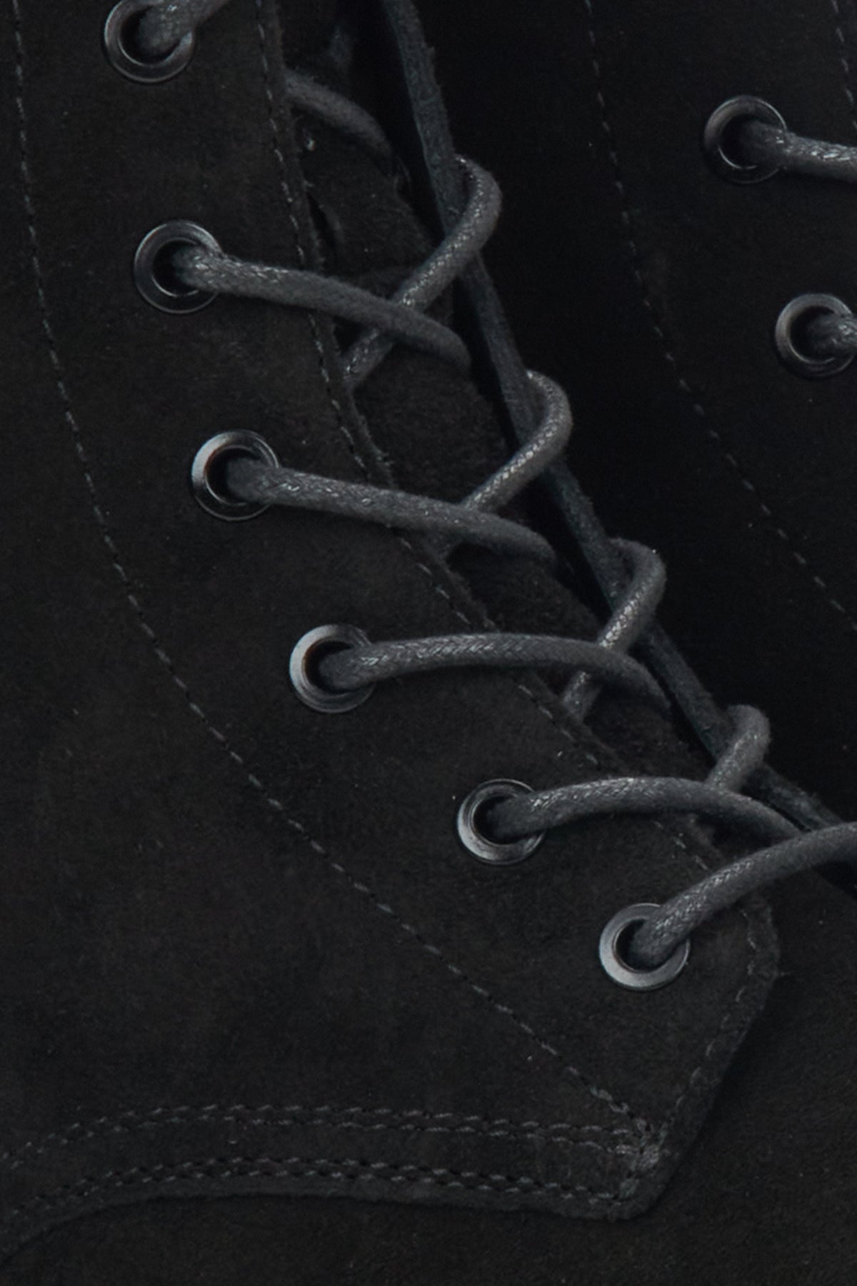 Detailansicht der Schnürung und des weichen Veloursleders der schwarzen Boots