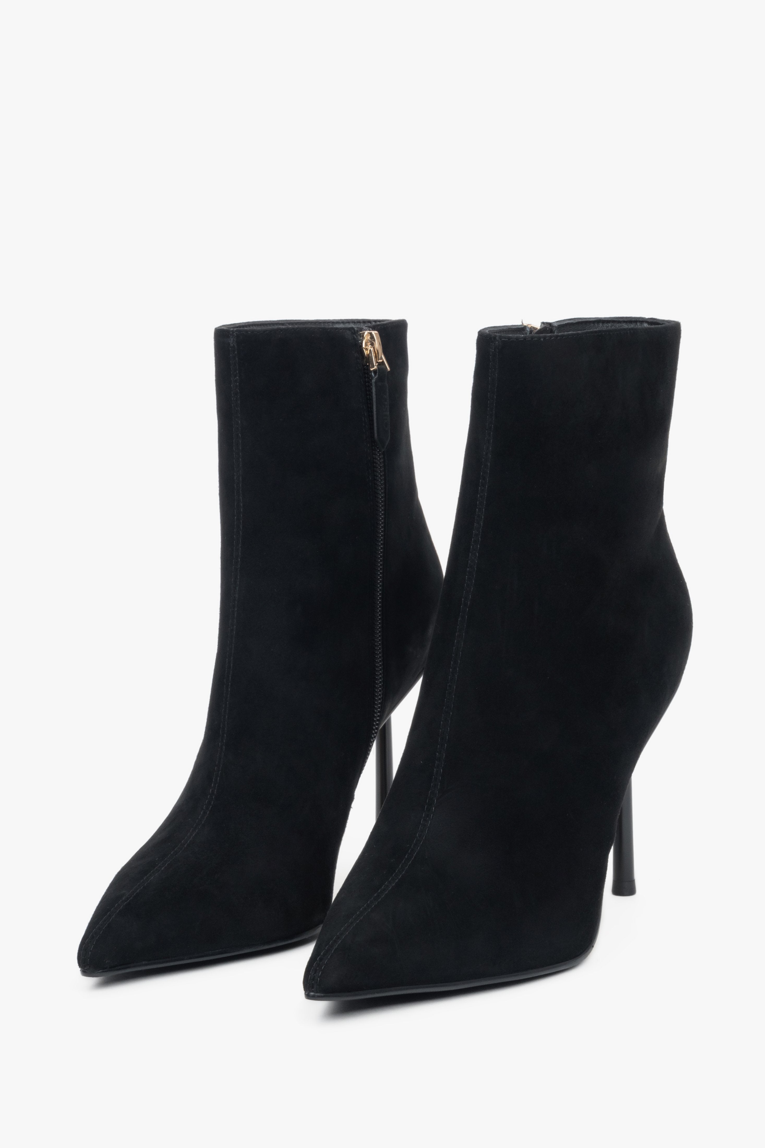 Frontale Schrägansicht der eleganten schwarzen Velours-Stiefeletten 