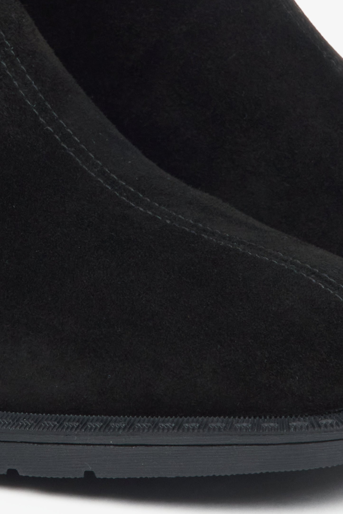 Schwarze Damen-Stiefeletten aus echtem Velours mit leichter Isolierung von Estro – Details.