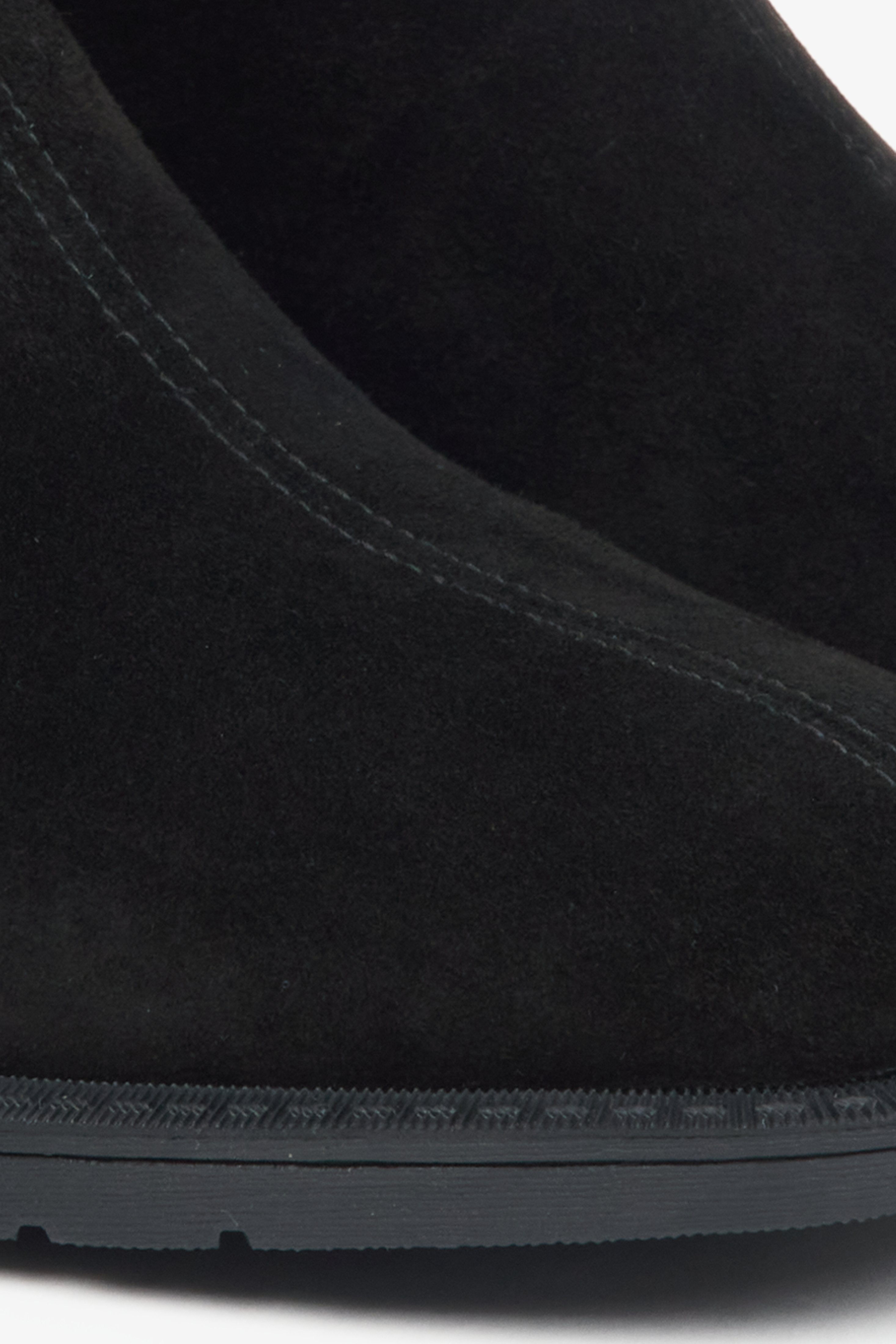 Schwarze Damen-Stiefeletten aus echtem Velours mit leichter Isolierung von Estro – Details.